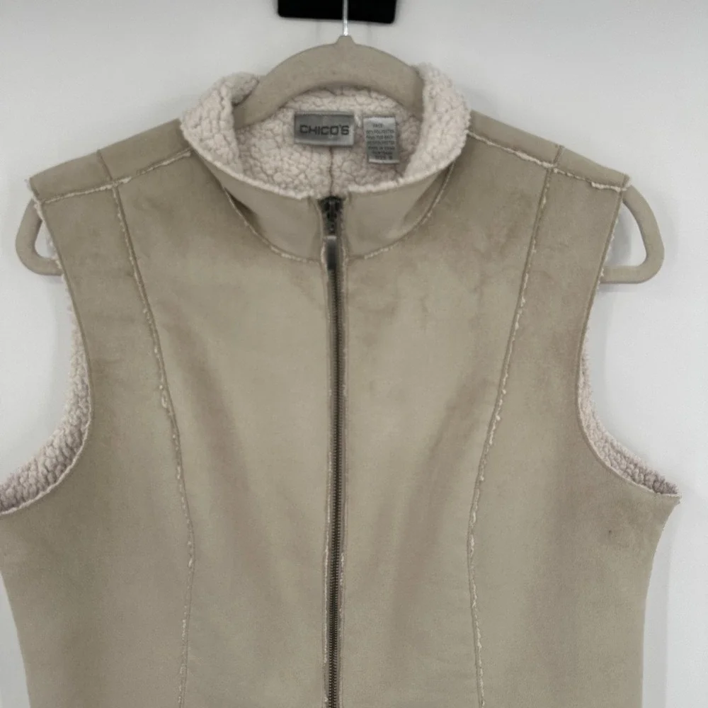 Chicos Vest Womens 2 Beige Faux Suede Sherpa Lined Zip Front Pockets Cozy Casual